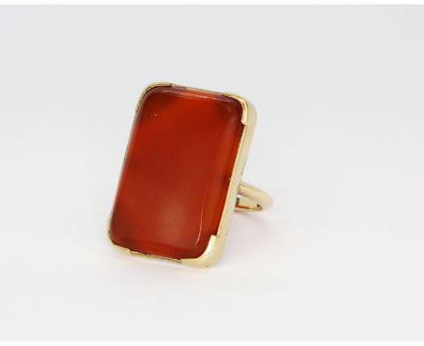 A 14ct yellow gold (stamped 14k) ring set with a large cabochon cut cornelian, (K.5).