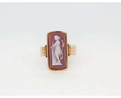 A 14ct yellow gold mounted carved agate cameo ring depicting 'Rebecca at the well', (I).