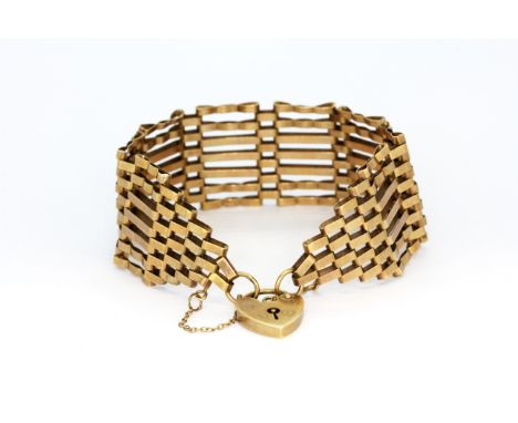 A hallmarked 9ct yellow gold gate bracelet with heart clasp attached, approx. 15.5gr.