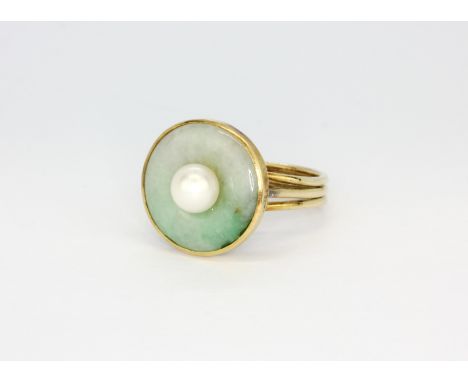 A 14ct yellow gold (stamped 14k) ring set with and round cabochon cut jade and a cultured pearl, (M.5).