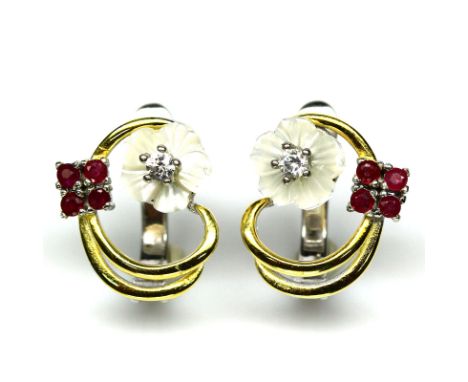 A pair of 925 silver earrings set with carved mother of pearl and rubies, L. 1.3cm.