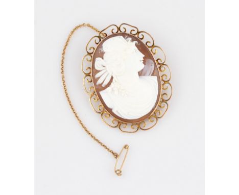 A 9ct yellow gold cameo pin brooch, the central carved cameo featuring a lady's portrait in profile, measuring approx. 40x30m