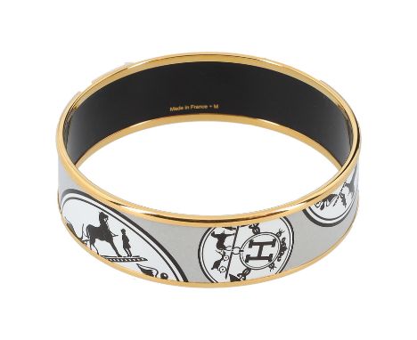 HERMÈS Armreif, Gr. M. Akt. NP.: 495,-€. Armreif aus bedrucktem Email mit goldfarbener Umrandung. Box und Staubbeutel anbei. 