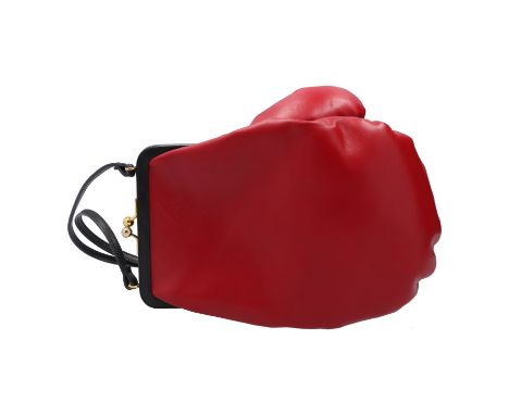 MOSCHINO VINTAGE Umhängetasche "BOXING GLOVE". Sammlerstück! Tasche in Form eines Boxhandschuhes. Leder in Rot mit Riemen und
