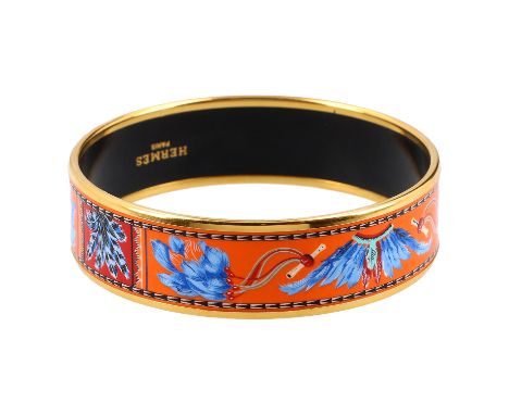 HERMÈS Armreif, NP.: 495,-€. Breiter Armreif aus bedrucktem Email (Oranger Grund mit traditionellen Kopfschmuck Motiven) und 
