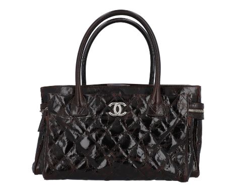 CHANEL Handtasche, Koll. 2008/2009. Lackleder mit Diamantsteppung und silberfarbener Hardware. Zwei Außenfächer, eines mit Re