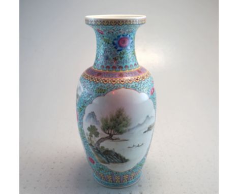 Bodenvase China 20. JHBalustervase beidseitig mit Landschaftsmalereien in den Kartuschen - Emailleschmelzfarbenbemalung. Am B