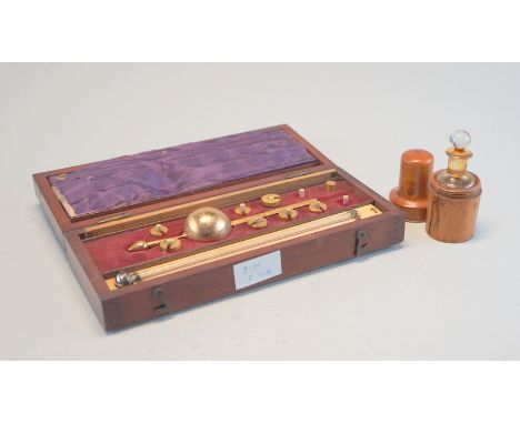  "Sikes Hydrometer"Gepolsterte Holzkiste mit einem Hydrometer,  7 Pferdeschuhgewichten (2 fehlende zur Vollständigkeit), 1 En