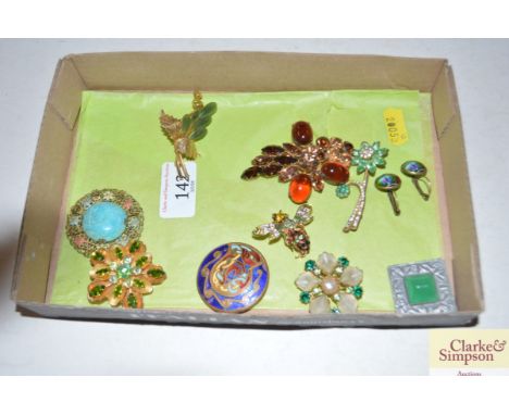 A tray of various and vintage costume brooches 