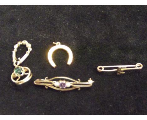 Yellow metal pin brooch with central amethyst and two pearls, together with a 9ct hold horseshoe pendent, yellow metal penden