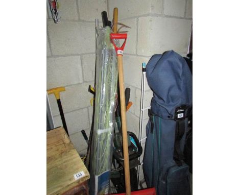 A mixed lot of garden tools etc