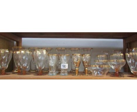 A shelf of glassware including 6 glasses with horse and hound decoration