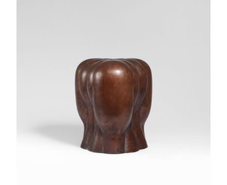 Joannis Avramidis, TriasBronze mit braun-schwarzer Patina Ca. 39 x 34 x 33 cm. Mit punzierter Signatur 'AVRAMIDIS' und nummer
