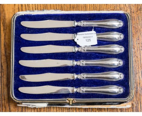 A cased set of six silver handled fruit knives, 'Sheffield 1905'