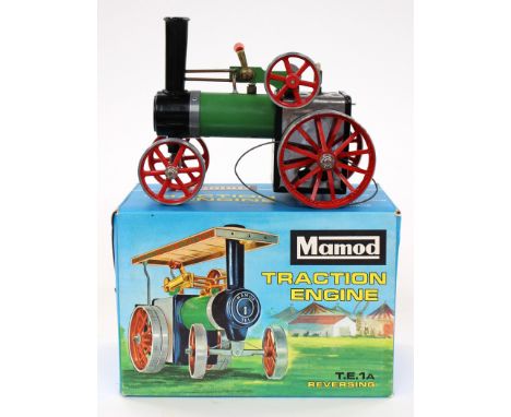 Mamod: A boxed Mamod TE1a traction engine.