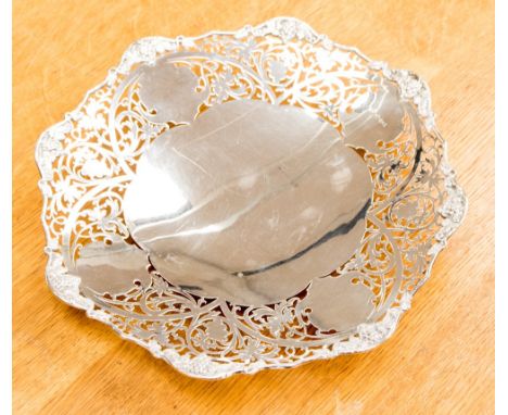 A silver cake plate, reticulated border, Sheffield 1937, Emile Viner 17.9 ozt approx, 