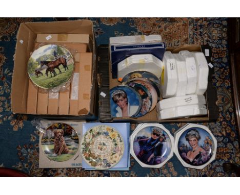 Two boxes of boxed and unboxed cabinet plates, including Franklin Mint, Royal Worcester, Wedgwood, etc 