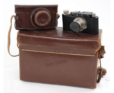 Leica: A cased 1932 black Leica II Ernst Leitz Wetzlar D.R.P. No. 96146 camera with a Ernst Leitz Wetzlara Summar f=5cm 1:2 l