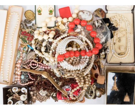 A collection of vintage costume jewellery including pearls, brooches and hat pins 