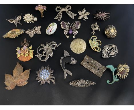 A selection of vintage brooches including marcasite examples 