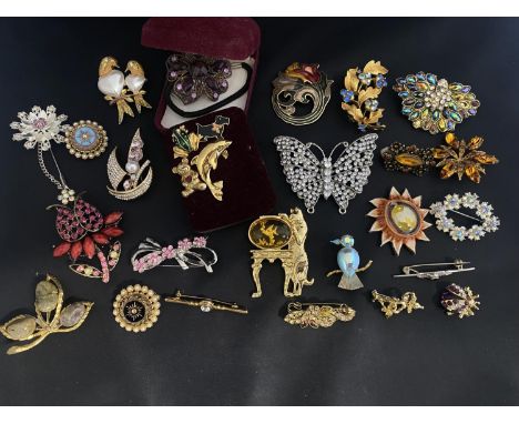 A selection of assorted vintage costume jewellery 