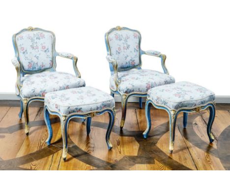 Paar Barockfauteuils mit Tabourets Norditalien, M. 18. Jh. Auf hochgeschwungenen Beinen und geschweifter Zarge Polstersitz, d