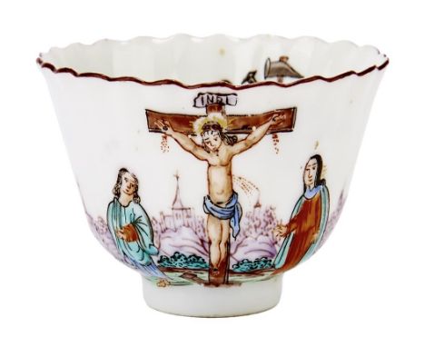 Kleines Koppchen mit Kreuzigungsszene China, für den Export nach Europa, M. 18. Jh. Bauchige Form mit vielfach gerippter Wand