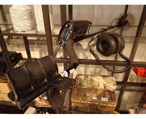 Bounty Hunter metal detector with headphones in working order  CONDITION REPORT: This item is working at lotting