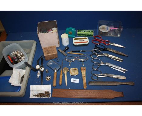 A tray of miscellanea including scissors, magnifier, darning tools, crochet, tape measures, button etc.