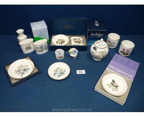 A quantity of china including Royal Worcester trinket bowls, boxed trinket trays, Royal Worcester trinkets, Aynsley 'Pembroke