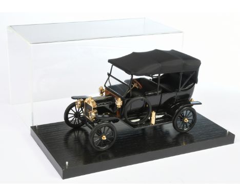 Franklin Mint, Unboxed 1/16th scale 1913 Ford Model T in Black with Black interior and fabric hood and Seats. Model comes wit