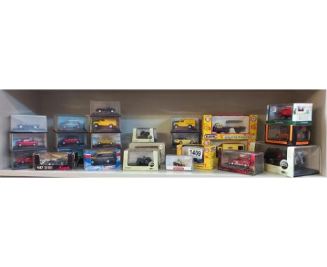 A good lot of boxed '00'/'0H' scale diecast model cars and vans 