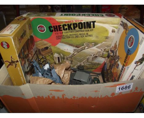 A vintage Airfix military series 51513-9 checkpoint no 1712 and 51467-7 British and German paratroopers, all unchecked and Br