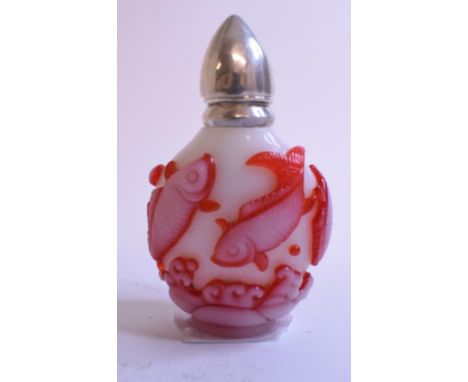 A Peking style glass scent bottle, decorated fish, with a silver coloured metal mount, 7.5 cm high