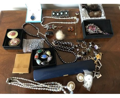 A quantity of vintage costume jewellery and a compact. 