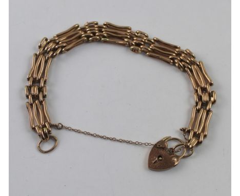 A 9ct gold gate link bracelet with padlock clasp, approx 17.8g.