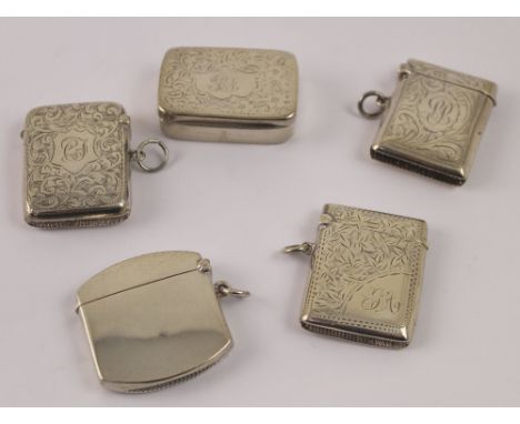 An Edwardian hallmarked silver snuff box with engraved top initialled 'RS', JR, Birmingham 1905 and four various silver vesta