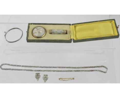 A mixed lot of assorted costume jewellery to include hallmarked silver snap bangle, a white metal fancy link necklace, compac
