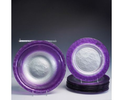 This dazzling 11-piece set from the Portmeirion Dusk Collection features ten service plates and one large serving bowl in the