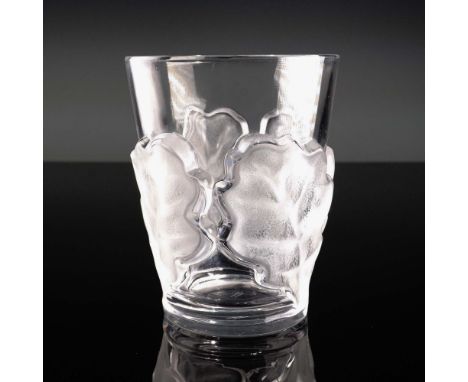 This exquisite tumbler glass is crafted in clear crystal by the renowned French manufacturer Lalique. The design features rai