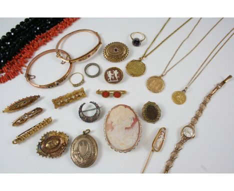 A QUANTITY OF JEWELLERY including a coral necklace, a diamond, garnet and gold half hinged bangle, a 9ct. gold curb link brac