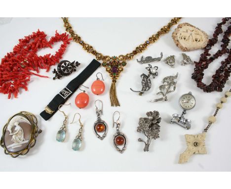 A QUANTITY OF JEWELLERY including a carved shell cameo brooch depicting Hebe, goddess of Youth, a gold stick pin set with a d
