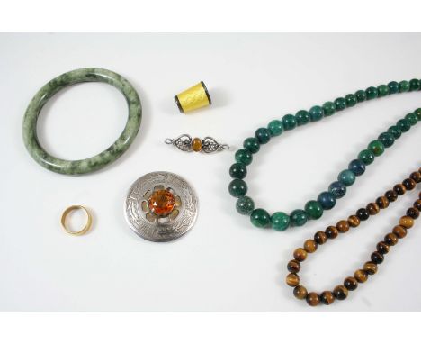 A QUANTITY OF JEWELLERY including a Scottish cloak brooch, a 22ct. gold wedding band, a tiger's eye necklace, a jade bangle a