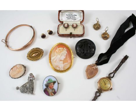 A QUANTITY OF JEWELLERY including an oval carved shell cameo brooch depicting Nyx, Goddess of Night, a pair of cameo and marc