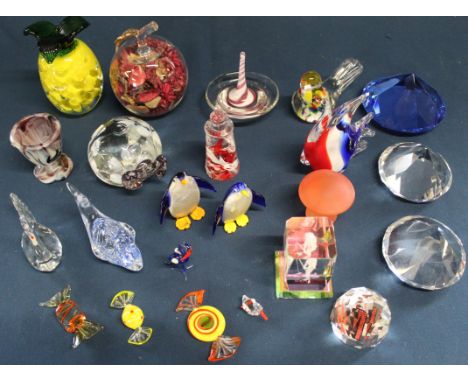 Caithness "Baa The Ram" boxed paperweight &amp; selection of small decorative coloured glass ornaments&nbsp;