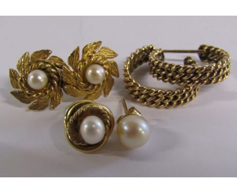 9ct gold earrings - 1 pair with pearl centre, braided hoops (damaged) and two odd earrings - total weight 8.28g