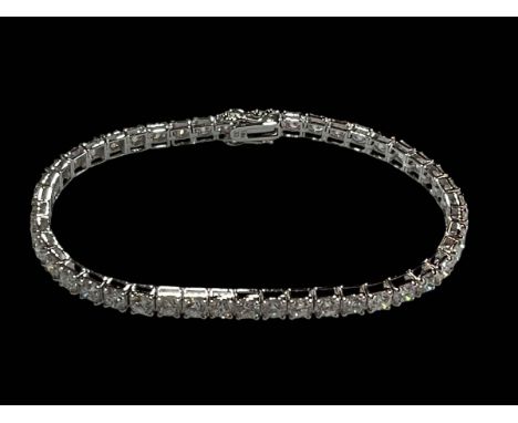 18 carat white gold and diamond tennis bracelet, the forty five brilliant cut diamonds totalling over 8.60 carats, 18cm in le