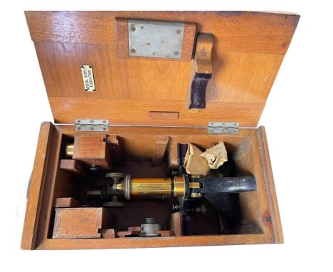 E Leitz Wetzlar microscope in box.