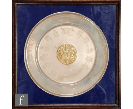 A hallmarked silver and silver gilt plate to commemorate Queen Elizabeth II's Silver Jubilee, The College of Arms, weight 18o