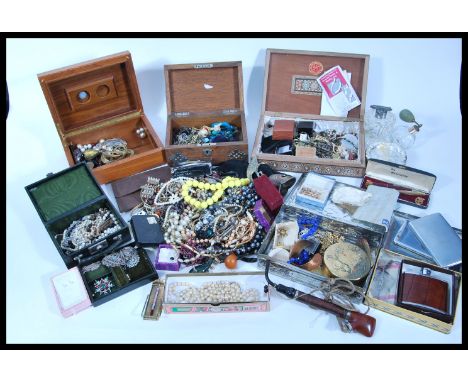 A collection of vintage 20th Century costume jewellery to include brooches such as a white metal filigree butterfly brooch, t